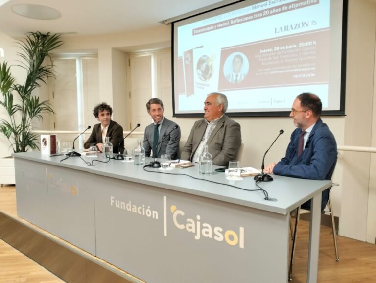 succès retentissant lors de la présentation du livre de Manuel Escribano à la Fondation Cajasol