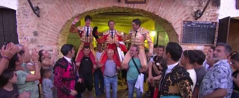 Antonio Ferrera, Sánchez Vara et Esaú Fernández, sur les épaules à Almadén