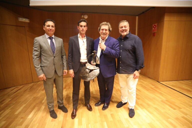 Fernando Adrian reçoit le prix du vainqueur de Cuenca