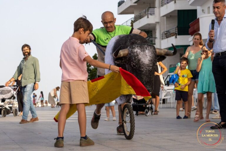 La Merced promeut la tauromachie parmi les plus petits avec une grande « Course de taureaux pour enfants »