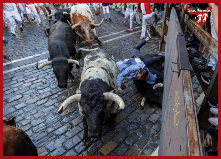 La course des taureaux de San Fermín, vue à la première personne depuis un couloir