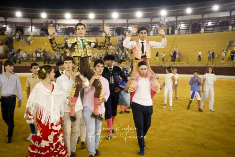La tauromachie de Javier Zulueta et la course de Manuel Román, sur les épaules de La Línea de la Concepción