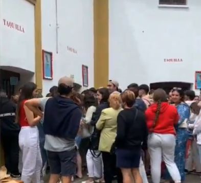 Longues files d'attente et camping à la vente de nouveaux billets pour la Foire du Nord