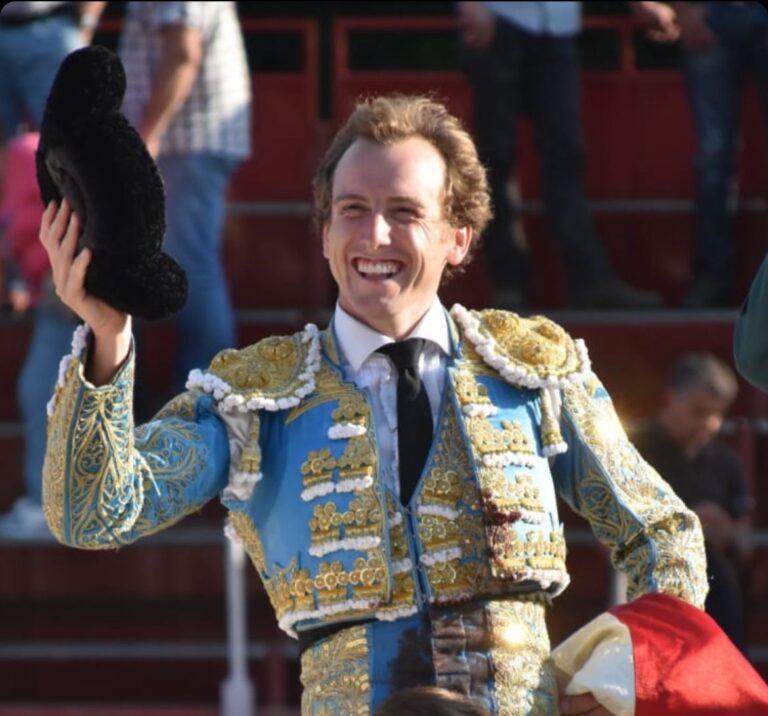 Román, Lea Vicens et le torero Eduardo Rodríguez, triple Puerta grande à Treceño