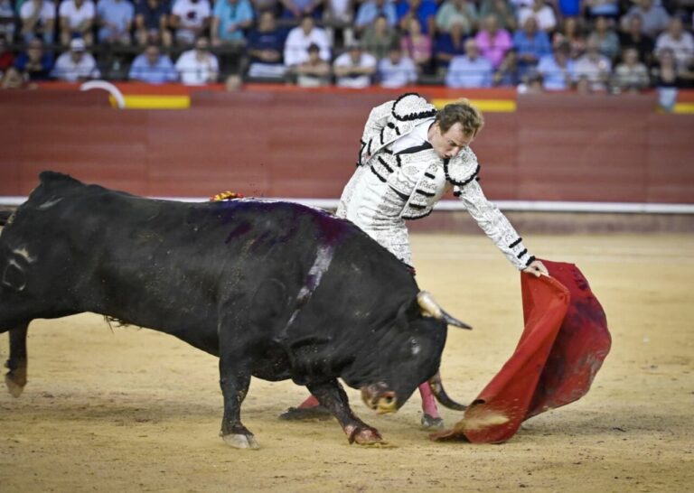 Román entre dans l'histoire de Valence après avoir gracié « Escondido », par Santiago Domecq