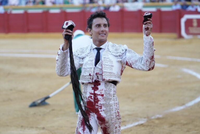 Une Roca Rey retentissante, quatre oreilles et une queue, sur les épaules de Castella à Estepona