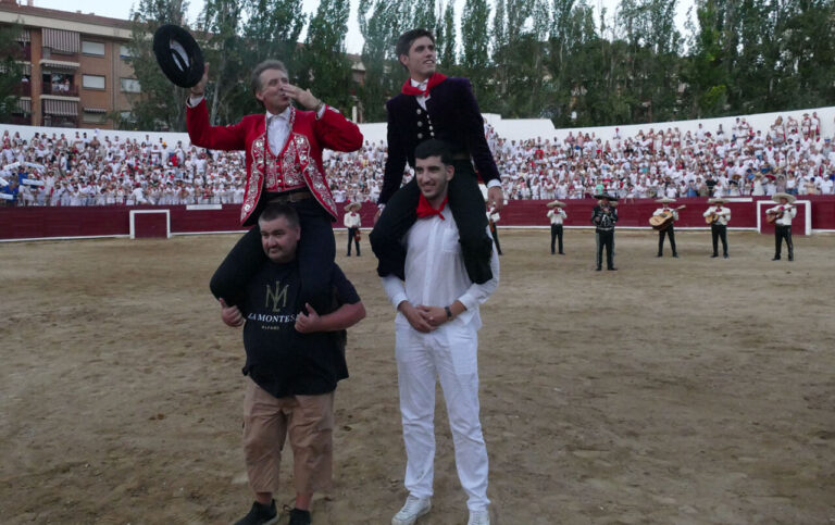 Adieu triomphal à Pablo Hermoso à Estella, sur les épaules de son fils Guillermo Hermoso