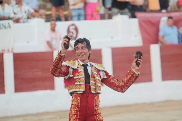 Curro Díaz sauve Linares et lui coupe cinq oreilles dans son piège