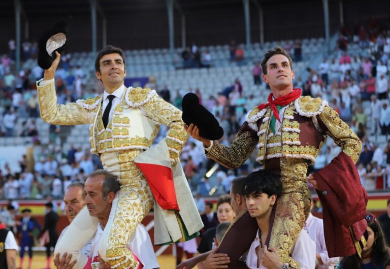 Fernando Adrián pardonne un taureau d'Algarra et sort sur les épaules de Perera dans le deuxième de Palencia