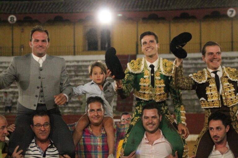Javier Cortés gracie un taureau d'Araúz de Robles et part sur ses épaules avec José Carlos Venegas à Baeza