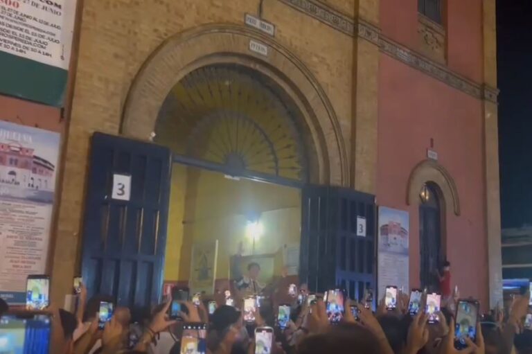La grande porte massive de Roca Rey dans le Coso de La Merced à Huelva