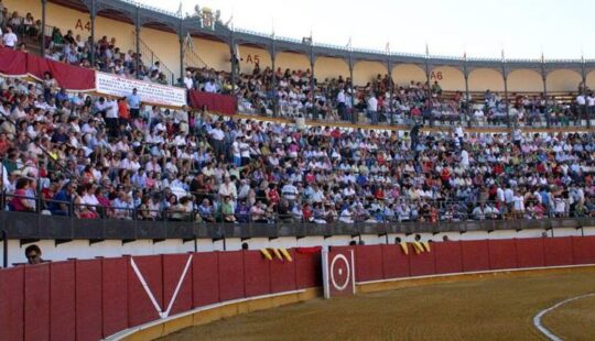 Oreille pour la tauromachie profonde d'Escribano avec le bon second (Direct: Priego de Córdoba)