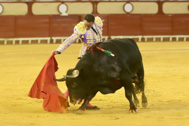 Une œuvre de Ponce pour dire au revoir au port à travers la Puerta Grande, accompagnée d'une corrida intraitable de Luque et Galván