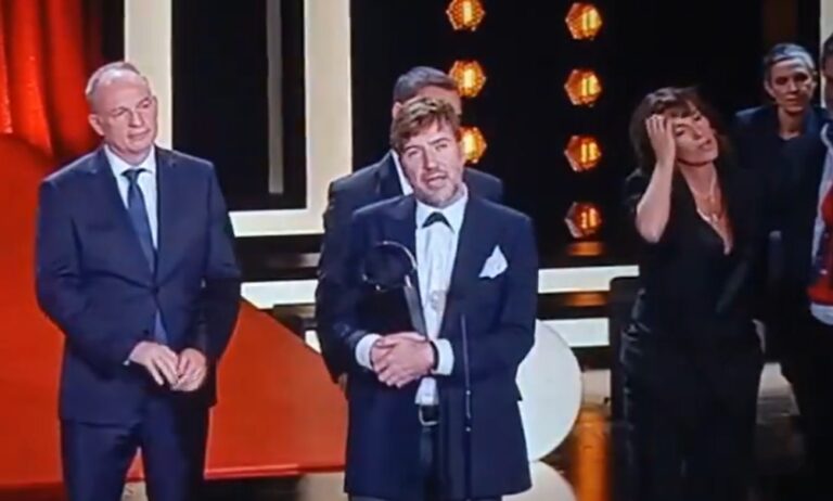 Albert Serra, après avoir récupéré la Coquille d'Or : « Se rapprocher de ce degré d'intimité, avec des personnes tout à fait uniques, a été un privilège et un honneur »