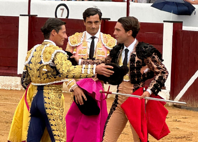 Alternative triomphale de Pablo Atienza, sur les épaules de Paco Ureña à Almazán