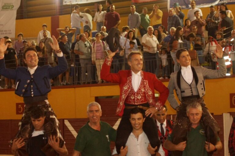 Andy Cartagena, quatre oreilles et une queue, sur les épaules de Lea Vicens et Pablo Hermoso dans Almodóvar del Campo