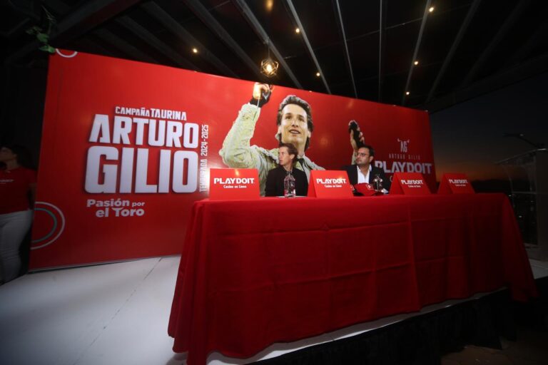 Arturo Gilio, avec un nouveau représentant, présente sa nouvelle équipe