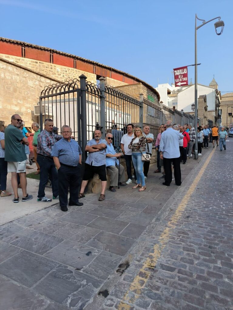 Longues files d'attente le premier jour d'ouverture des guichets d'Úbeda