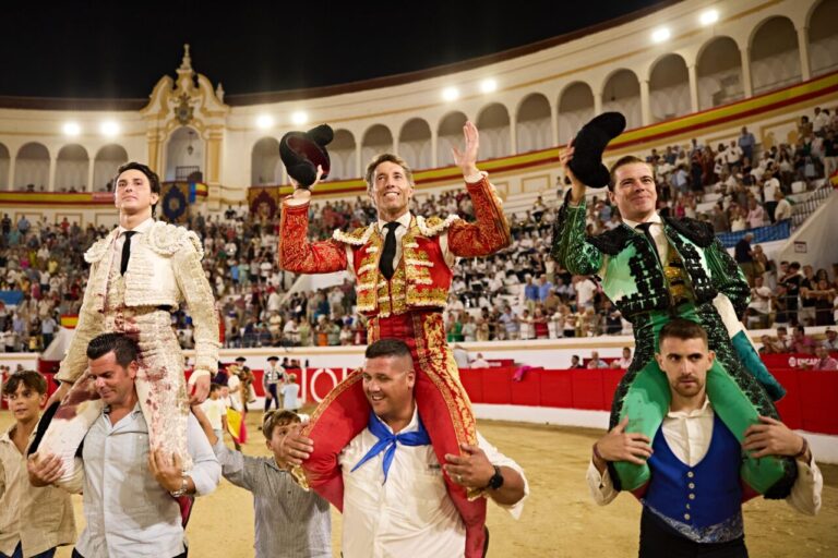 Manuel Escribano, Javier Cortés et Roca Rey, fête totale à Melilla