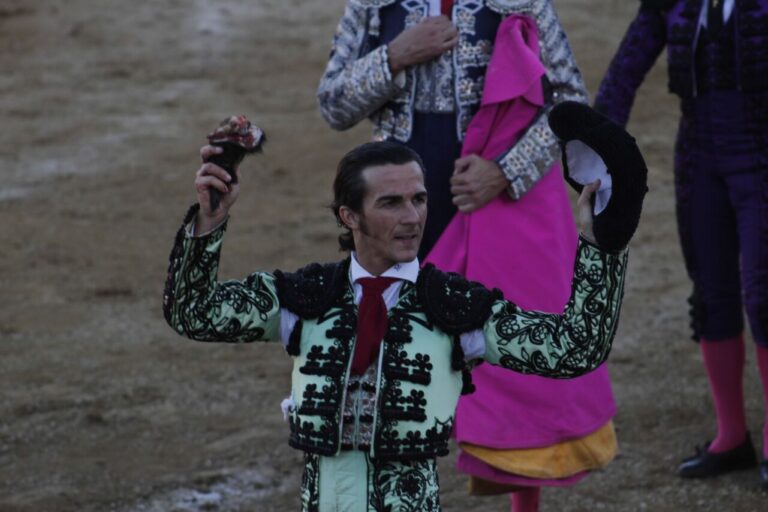 Oreille pour Andrades et retour à l'arène Villita, à l'équateur de Guadarrama (Aperçu)