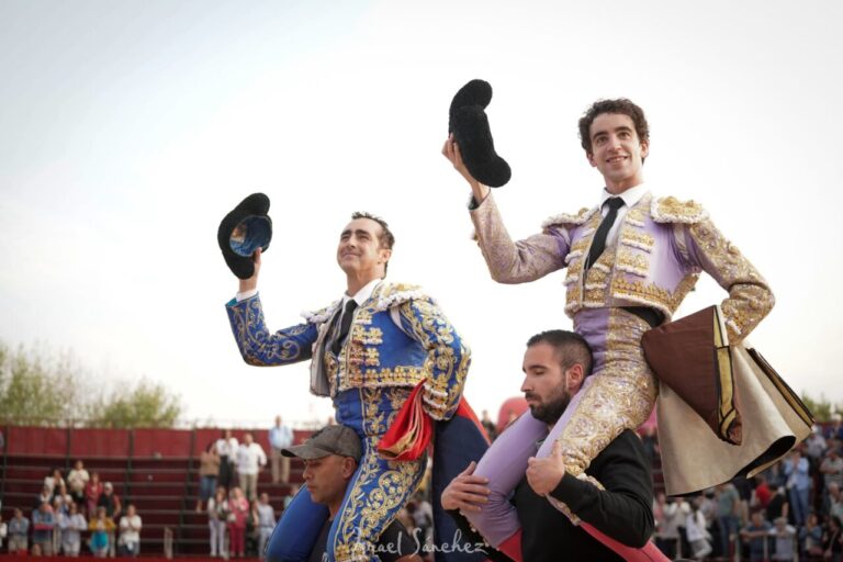 Rotundo El Fandi, quatre oreilles et une queue, sur les épaules de Víctor Hernández à Villaviciosa de Odón