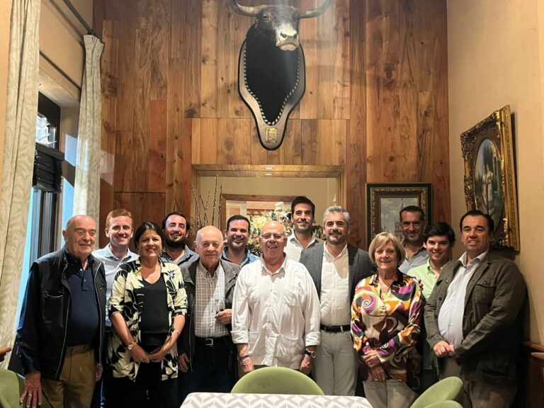 Aarón Palacio, vainqueur de la Maestranza Royale de Cavalerie de Séville pour la Tertulia taurine « Los 13 del Baratillo »