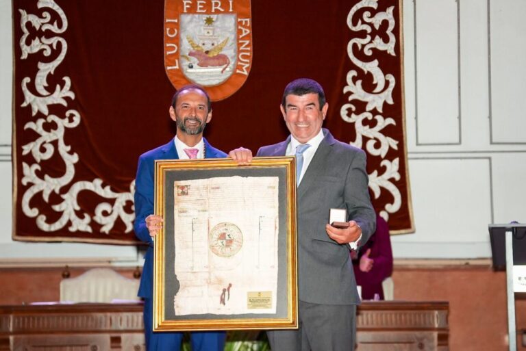 Carmelo García reçoit le « Badge d'Or » de Sanlúcar de Barrameda