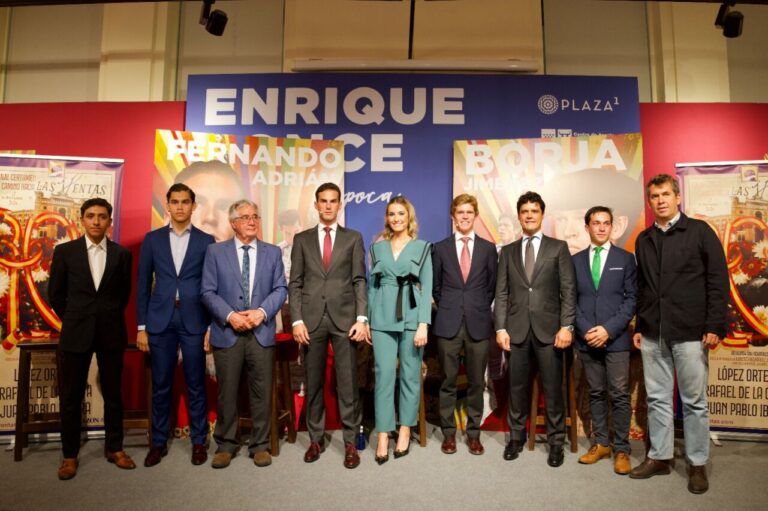 Fernando Adrián et Borja Jiménez sponsorisent la finale de la « Route vers Las Ventas » et prennent un bain collectif à Madrid