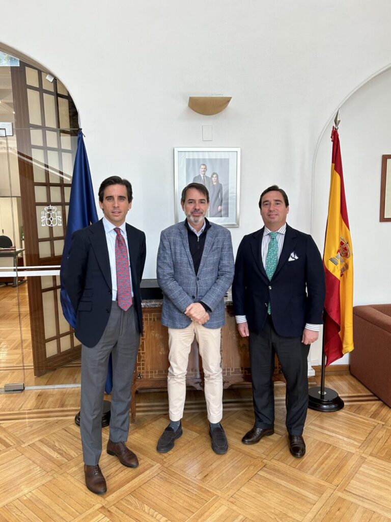 Juan Ortega, reçu par l'ambassadeur d'Espagne au Mexique à l'occasion du début de sa saison mexicaine
