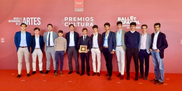 L'École taurine José Cubero « Yiyo » reçoit le Prix Culturel de la Communauté de Madrid lors d'un grand gala