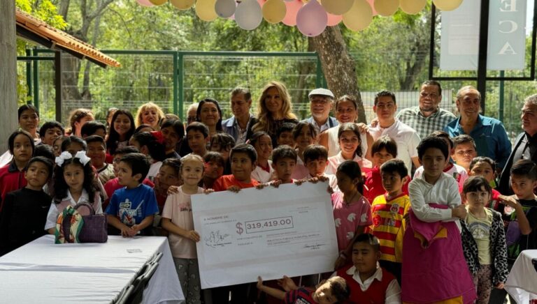La femme d'affaires Tomasina remet les dons obtenus lors des célébrations au Palacio del Arte et au Monumental de Morelia