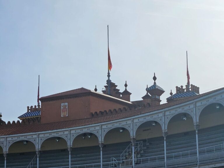 Las Ventas met ses drapeaux en berne en signe de deuil national