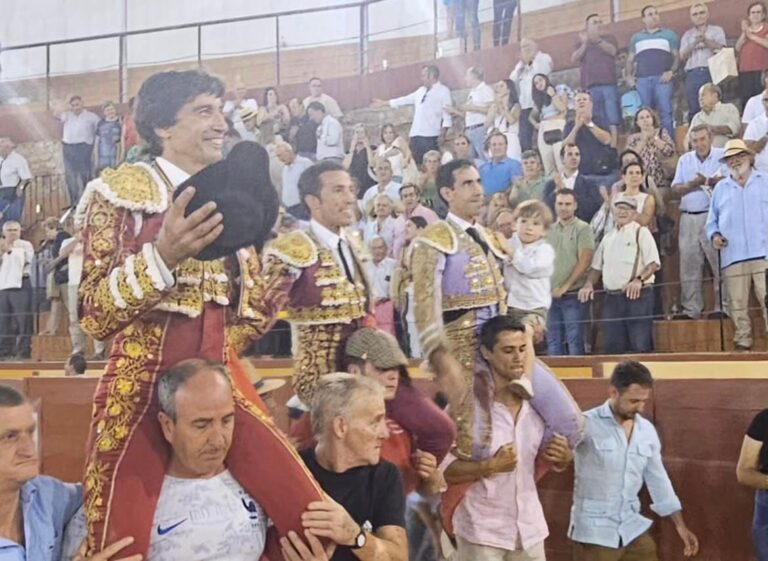 Livraison totale de David de Miranda, trois oreilles et une queue, sur les épaules d'un superbe Curro Díaz et d'un sérieux Jiménez Fortes à Montoro
