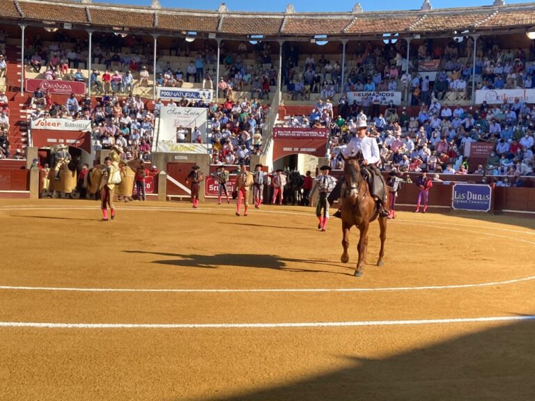Oreille pour Sergio Sánchez dans la seconde, récompensée par le retour sur le ring (Direct: Sanlúcar)