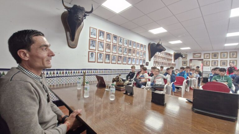 Paco Ureña visite l'école taurine d'Albacete