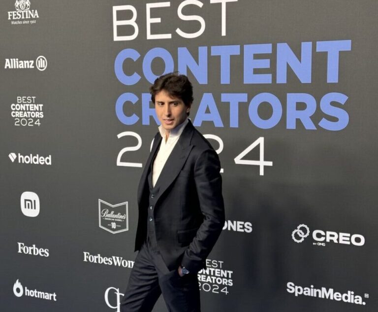 Roca Rey « réapparaît » en présentant un prix au Forbes Content Creator 2024