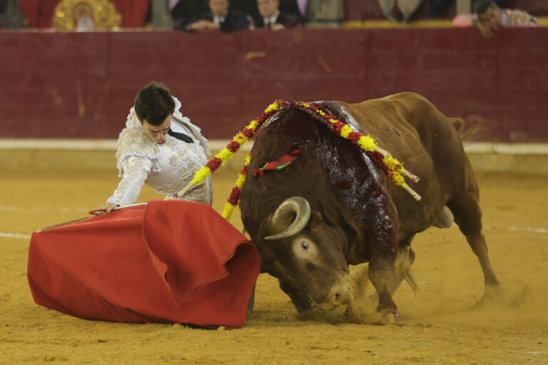 Tomás Rufo met un gros taureau en désordre par Zacarías Moreno