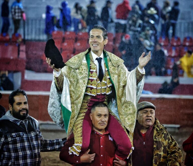 Triomphe de Diego Silveti et œuvre méritoire de Ferrera sous le déluge de Pachuca