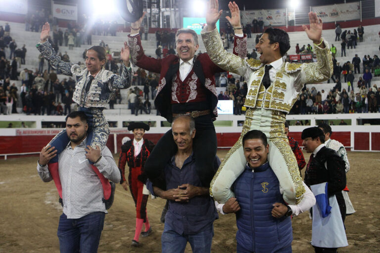 Adieu apothéotique à Pablo Hermoso de Ciudad Juárez, sur les épaules de Sergio Flores et Paola San Román