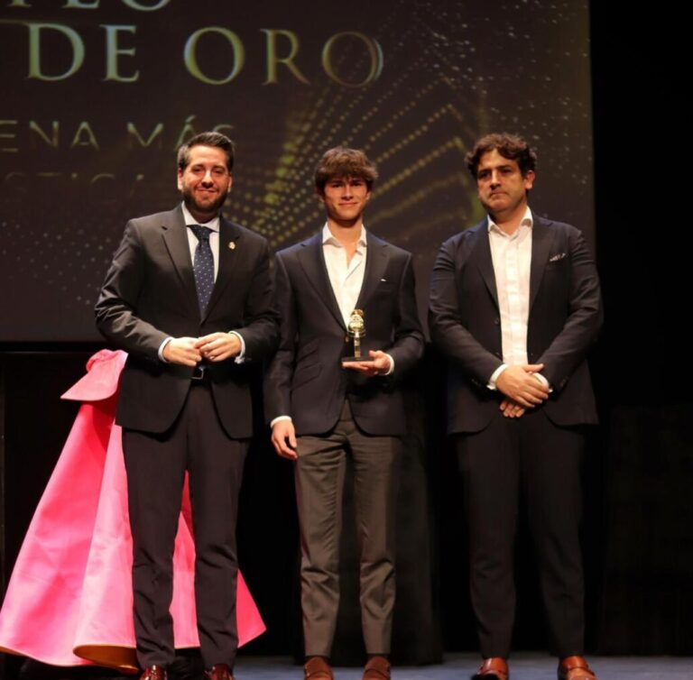Aarón Palacio récupère le Soulier d'Or XLIX d'Arnedo lors d'un gala coloré et bondé