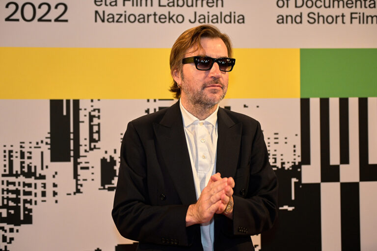 Albert Serra, dans « Tardes de Soledad » : « Roca Rey a toujours donné du jeu, et cinématographiquement, elle dégageait une aura de tension, de drame et de mystère qui illustre la tauromachie »