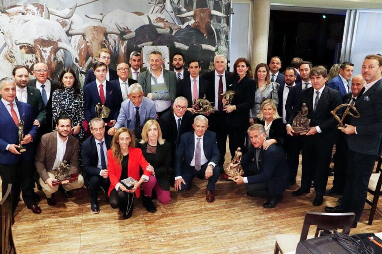 De grands noms lors de la remise des trophées du club taurin « Almodóvar » aux vainqueurs de la Foire taurine 2024