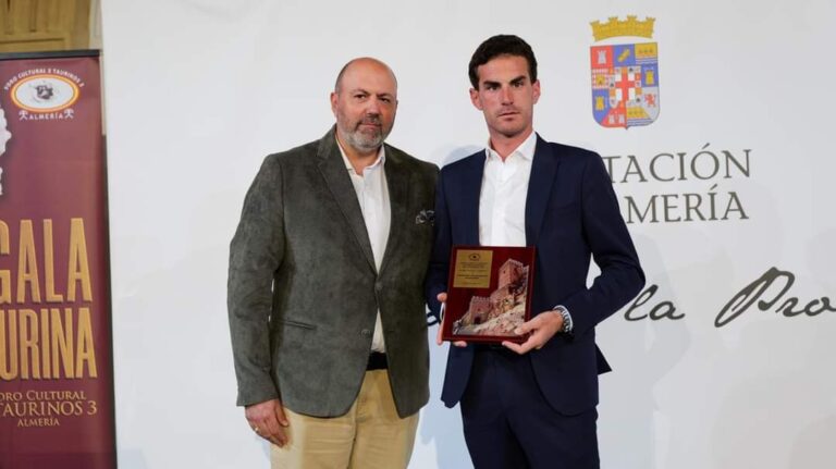 Fernando Adrián, récompensé par la Députation Forale d'Almería après son après-midi à trois oreilles à la dernière Foire