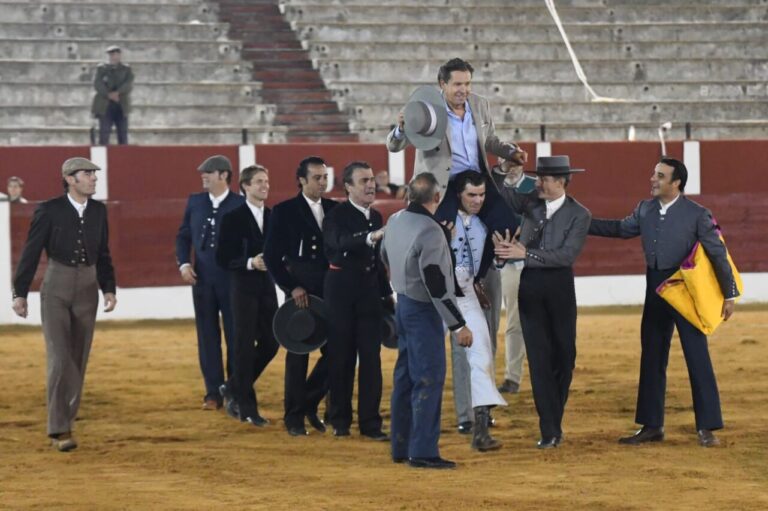 Fête triomphale en hommage à Mariano de la Viña à l'Alcázar de San Juan