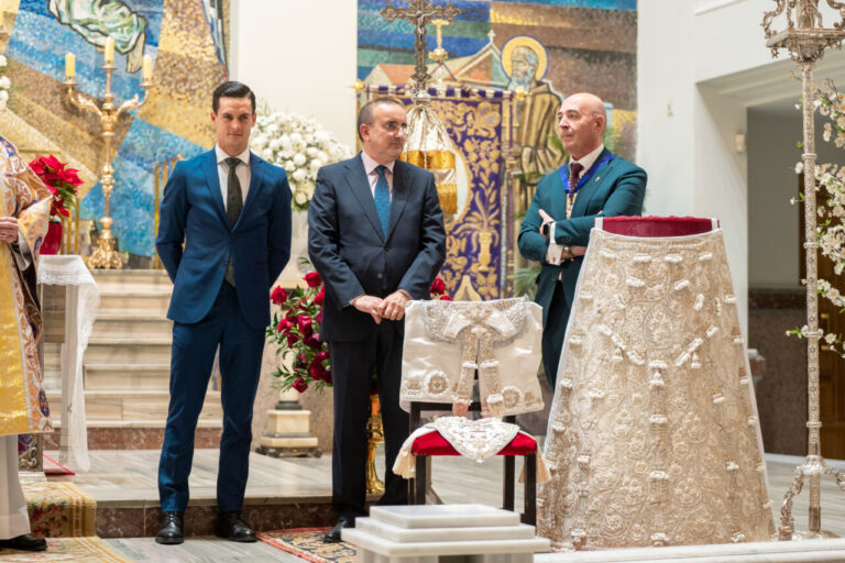 La Vierge des Douleurs de Madrid, avec une nouvelle jupe basée sur un costume de lumières de David Galván