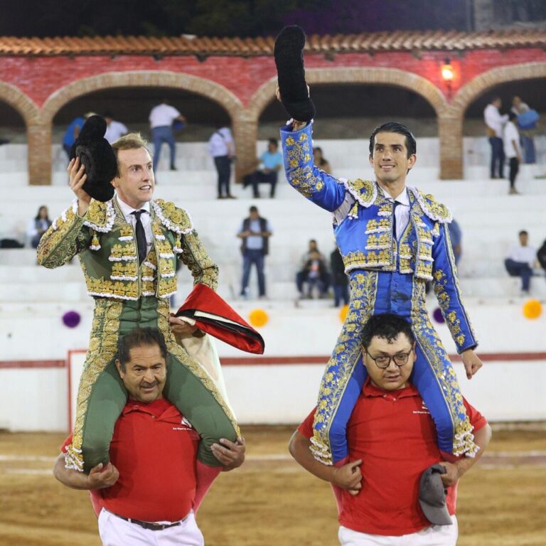 Performance sérieuse de Román, sur les épaules d'El Calita à San Miguel de Allende