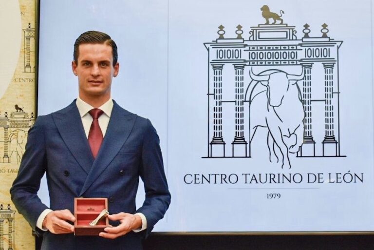 David Galván reçoit le prestigieux Pantoufle d'Argent du Centre Taurin de León