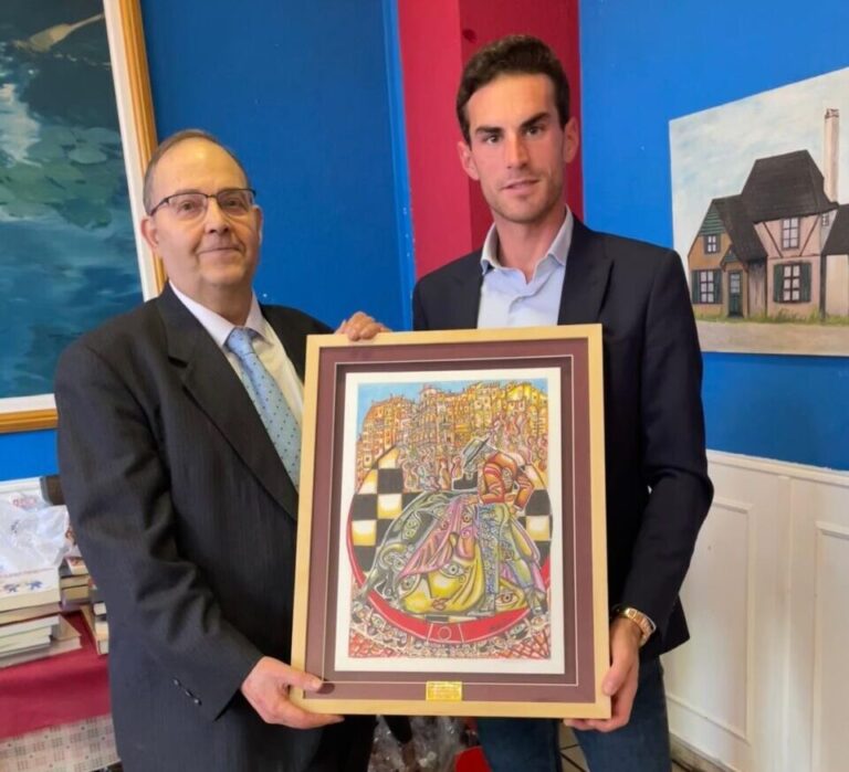 Fernando Adrián reçoit le prix de vainqueur de la Foire de San Julián de Cuenca