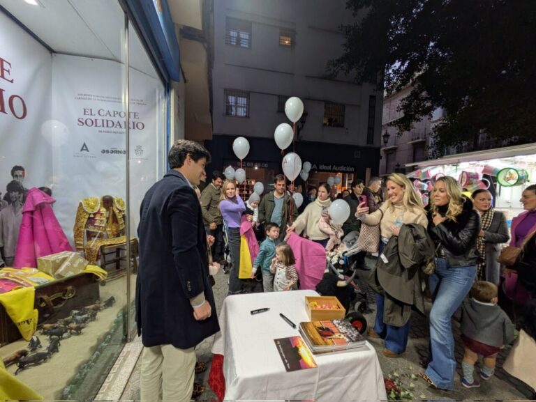Pablo Aguado rassemble une multitude d'enfants et d'adultes avec son initiative « El Capote Solidario »