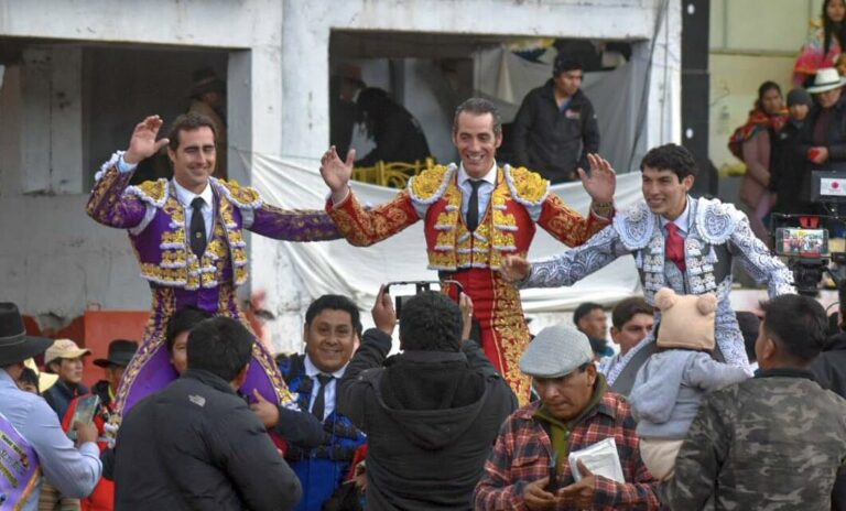 Pepe Moral gracie un taureau Apu Saywa et monte sur les épaules d'El Fandi et Fonseca à Macusani